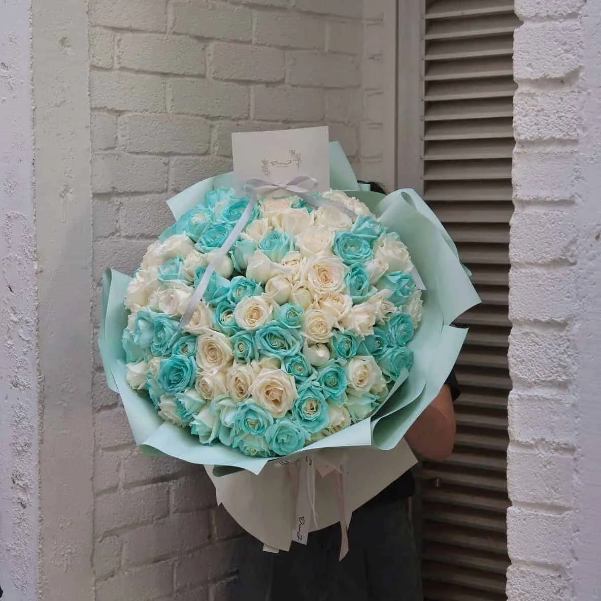99 Tiffany White Roses