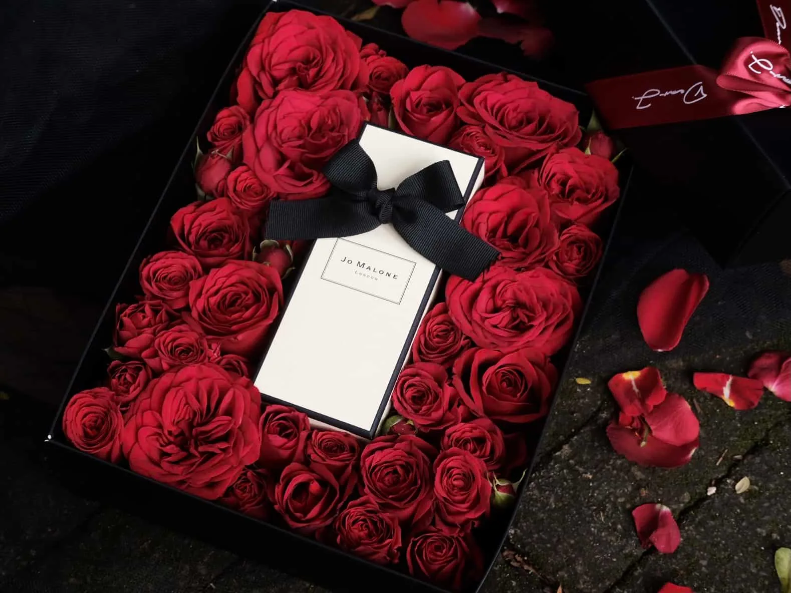 Jo Malone Gift Box with Red Roses 2