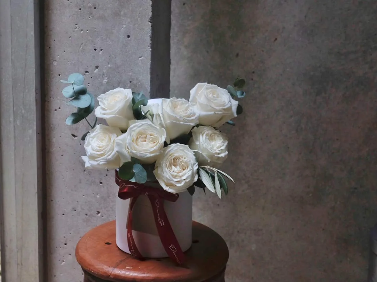 Minimalist White Roses Hat Box