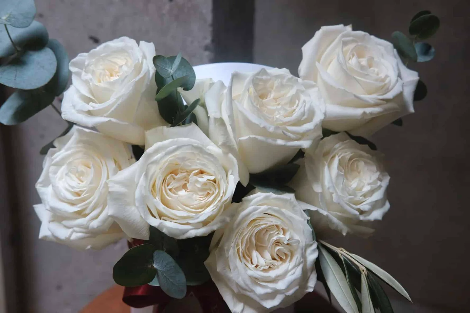 Minimalist White Roses Hat Box 2