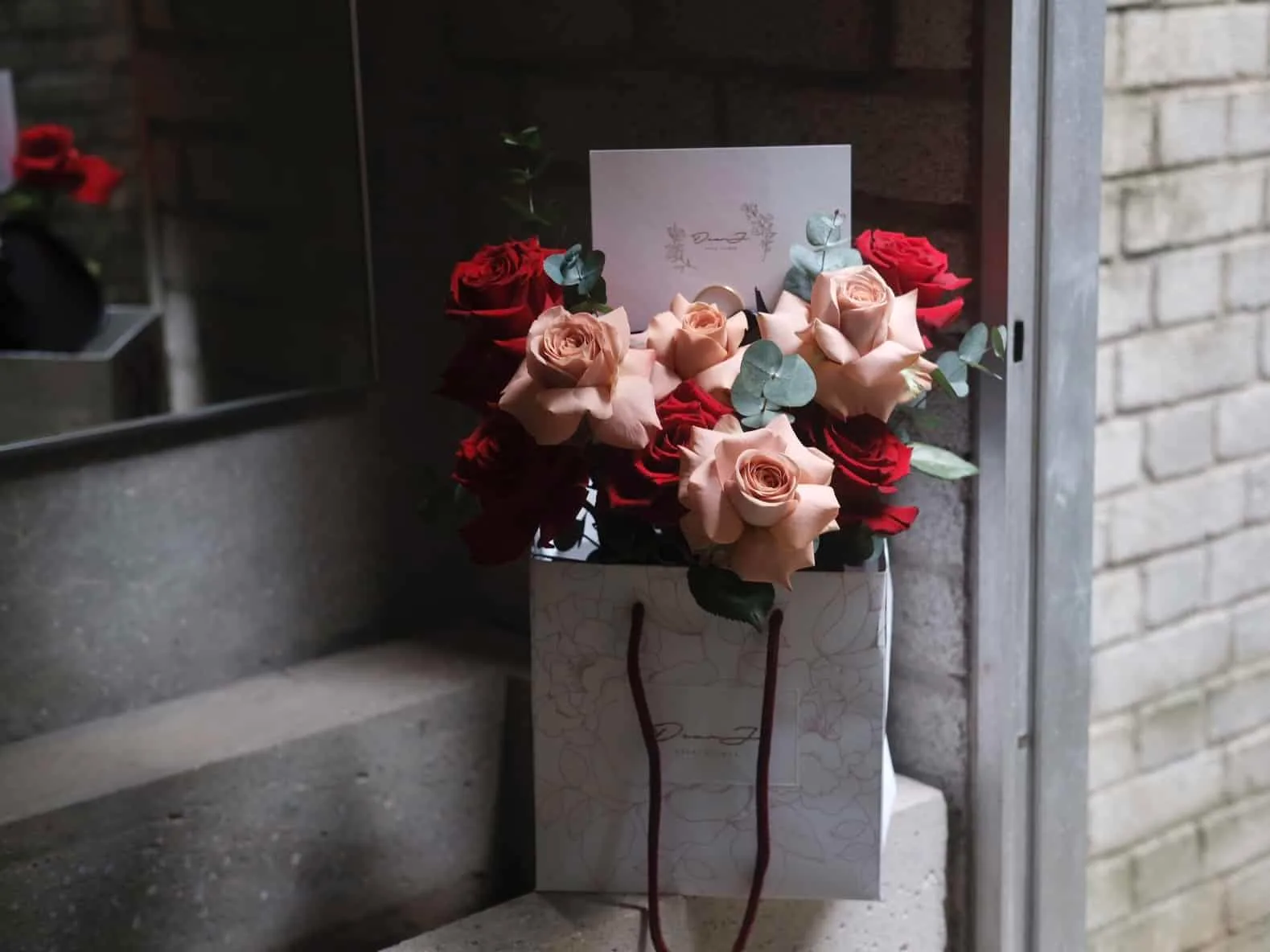 Cappuccino Red Roses Hat Box