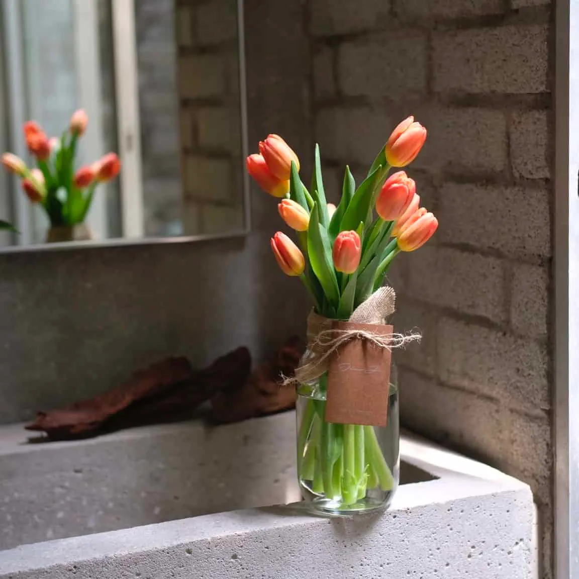10 Tulips in jar 2