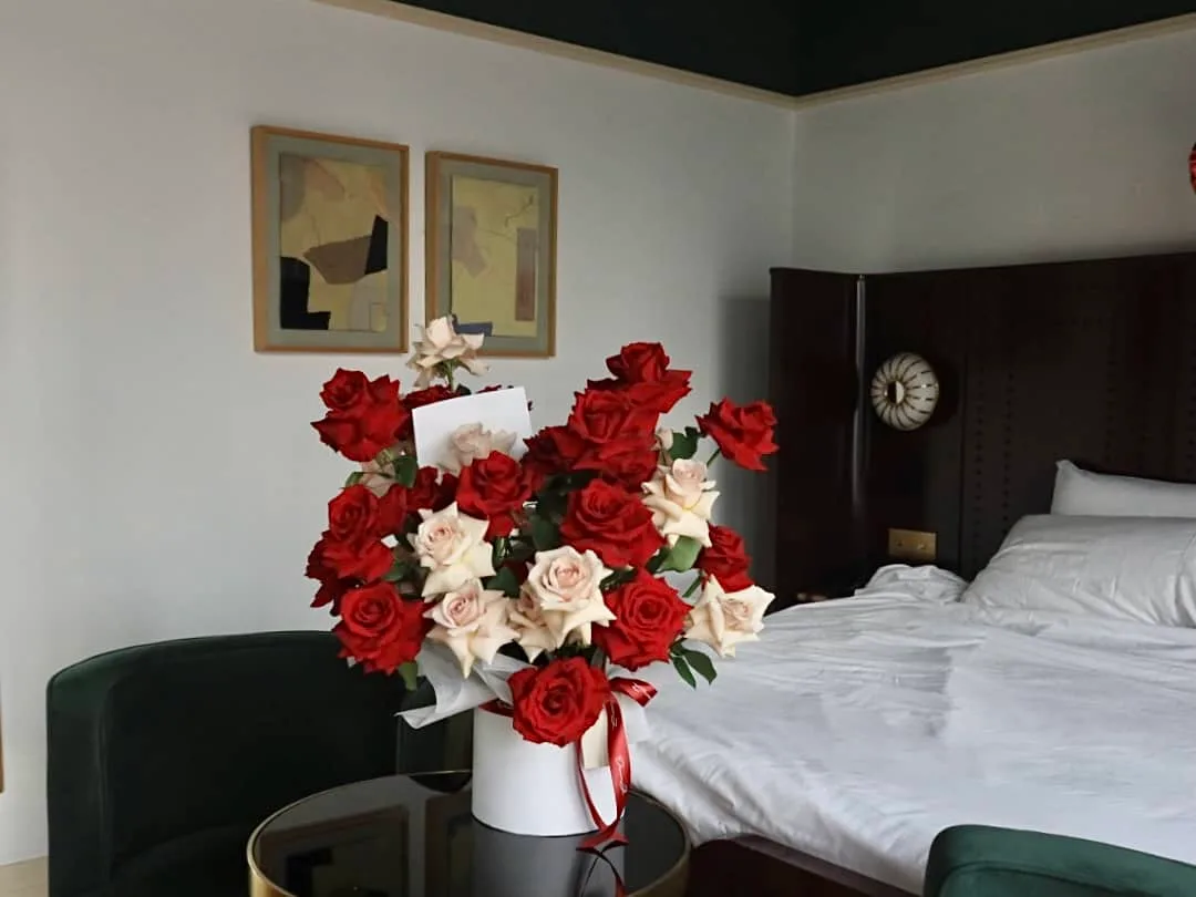 Quicksand Red Roses Hat Box 2