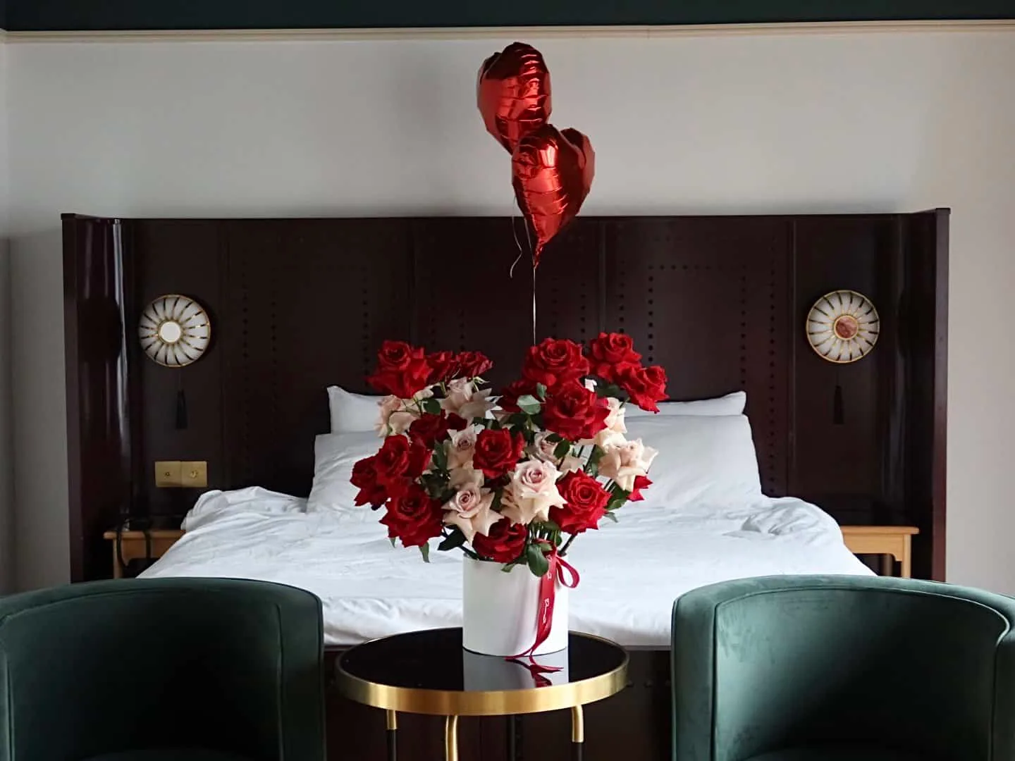 Quicksand Red Roses Hat Box