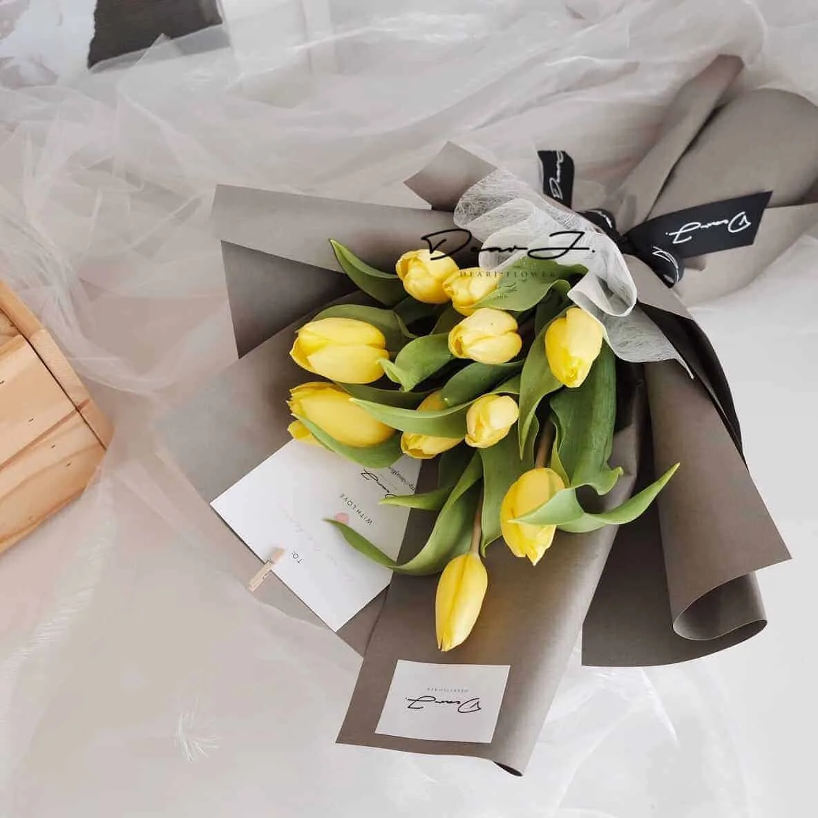 10 cheerful Yellow Tulips from Holland