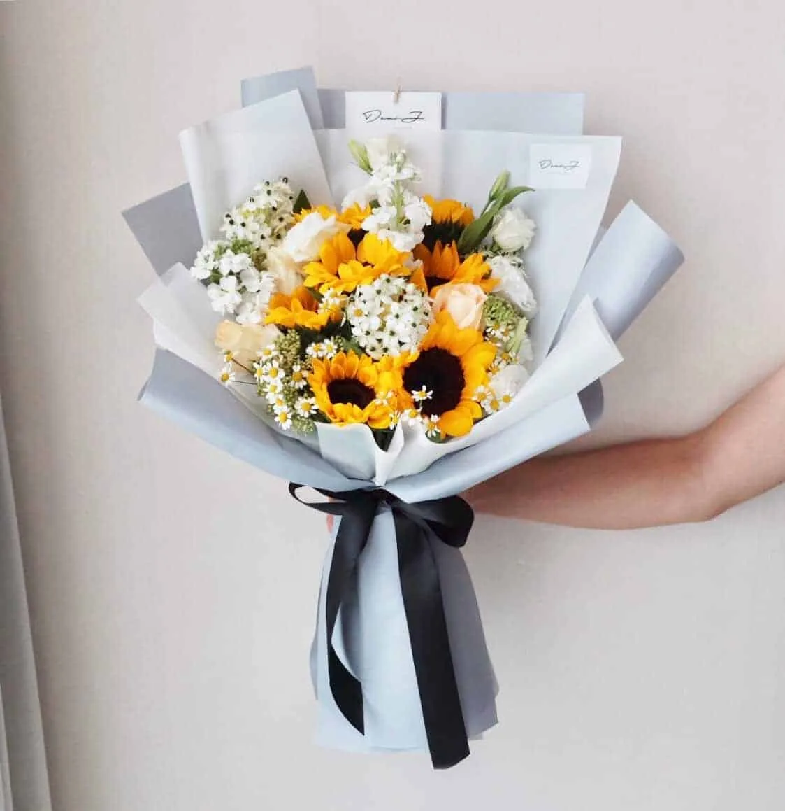 Sunflowers, Ornithogalums, Eustomas, Roses, Chamomiles, Matthiolas and fillers.