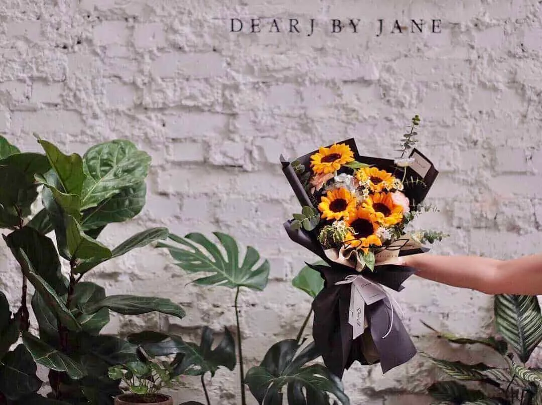 Sunflowers, Chamomile, Lace flower, Hydrangea, Carnations, Pittosporum and filler leaves.