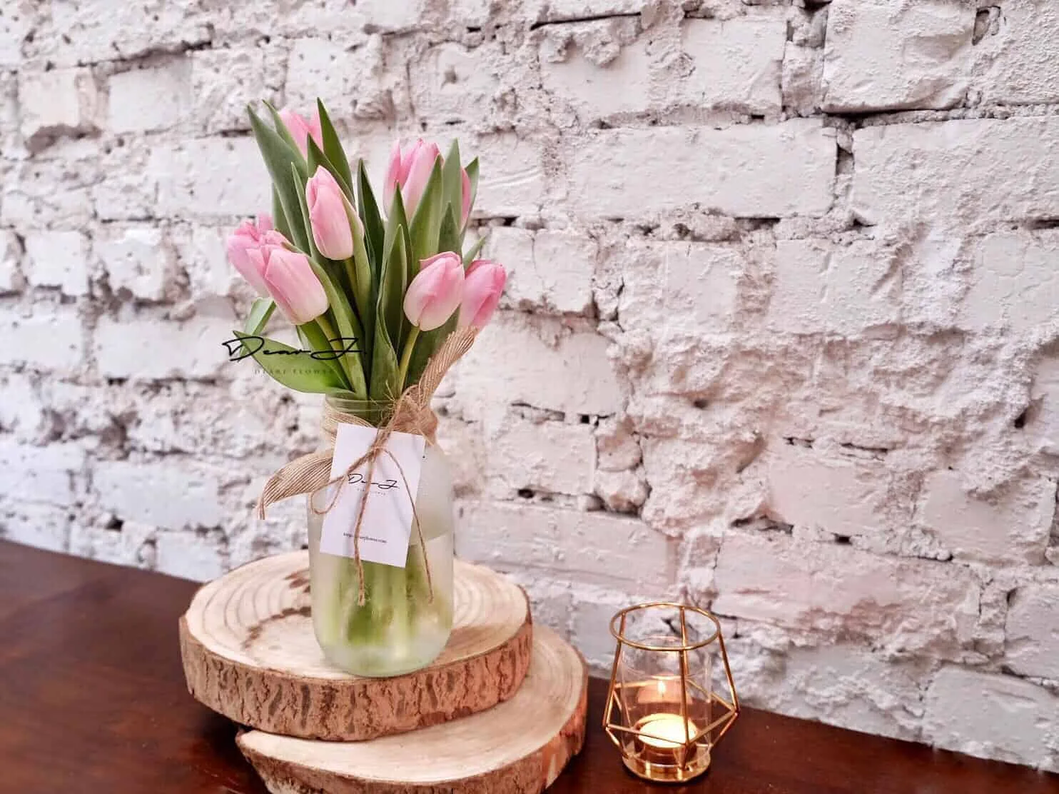 10 Tulips in jar