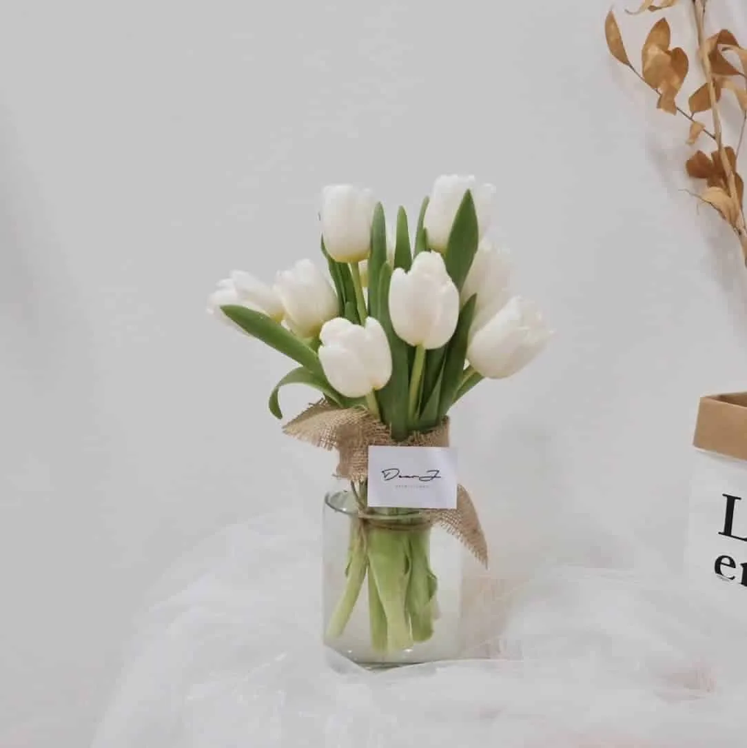 10 Tulips in jar 4